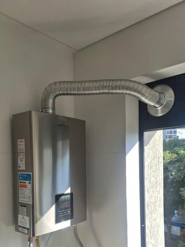 Instalação de aquecedor a gás Komeco Prime inox em apartamento de canto em Curitiba, feita pela Astral Gás
