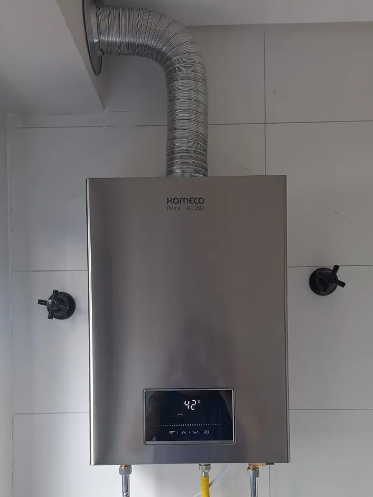 Instalação de aquecedor a gás Komeco Prime KO 26Di inox em banheiro em Curitiba, feita pela Astral Gás