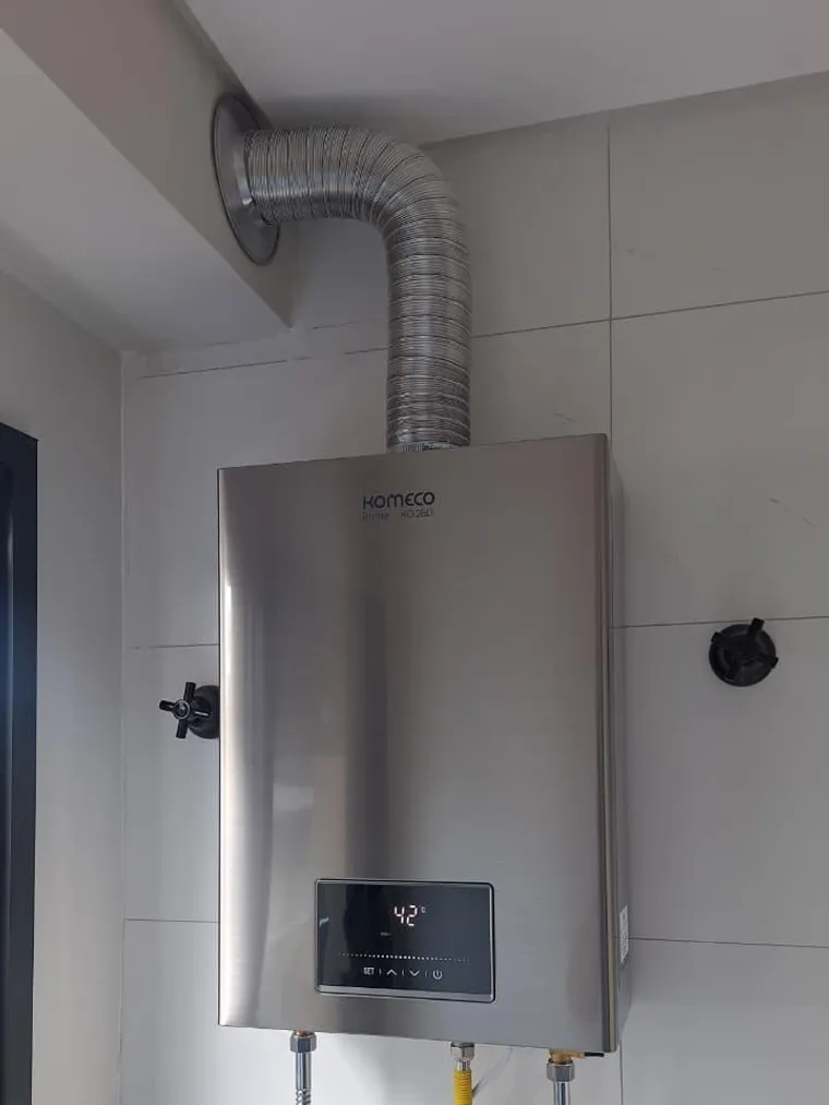 Instalação de aquecedor a gás Komeco Prime KO 26Di inox em Curitiba, feita pela Astral Gás