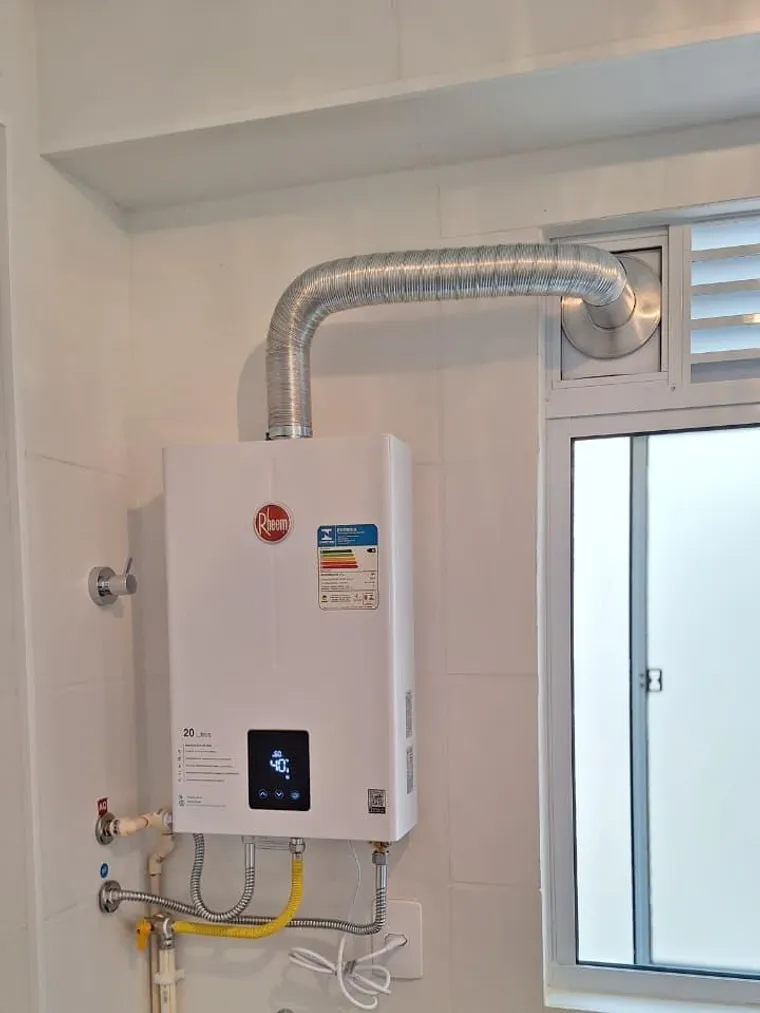 Instalação de aquecedor a gás Rheem 20 litros em Curitiba, feita pela Astral Gás