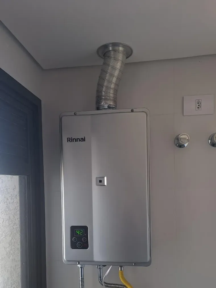 Instalação de aquecedor a gás Rinnai digital com display em Curitiba, feita pela Astral Gás